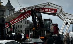 Üsküdar'da TIR'ın üzerindeki ekskavatör tabelaya takıldı: 7 araçta hasar oluştu