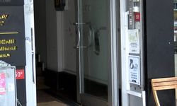 Bakırköy'de 2 kişinin iş merkezinin kapısına el bombası koyduğu anlar kamerada