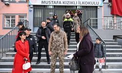 Emniyet müdürü, şehit çocuğunu okula bıraktı