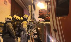 Fatih'te 3 katlı metruk binada yangın; alevler bitişikteki ahşap binaya sıçradı