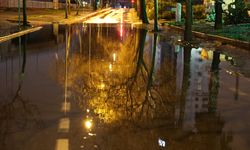 İzmir'de sağanak; cadde ve sokaklar göle döndü