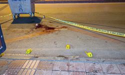 Otobüs beklerken husumetlisinin silahlı saldırısında ağır yaralandı