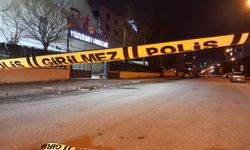 Yürüyerek geldiği halı saha önünde yığılan yaralıya, maçtan çıkan doktorlar müdahale etti