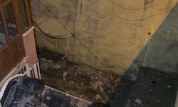 Avcılar'da otomobil 8 metre yüksekten bina boşluğuna düştü
