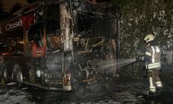 Beşiktaş'ta metrobüsün motor kısmı alev alev yandı; 60 yolcu tahliye edildi