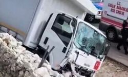 Çatalca'da kamyonun refüje çarptığı kaza kamerada