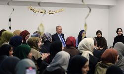 Cumhurbaşkanı Erdoğan, kız öğrenci yurdunu ziyaret etti