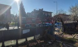 Evde yangın çıkardı, ailesinin çay ocağına balyozla zarar verdi