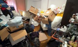 Avcılar'da 'çöp ev'in tahliyesi yeniden başladı, ev sahibi ile komşular tartıştı