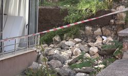 Amasya'da 5 katlı binanın istinat duvarı çöktü