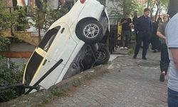 Beyoğlu'nda alkollü sürücünün kullandığı otomobil binanın merdiven boşluğuna düştü