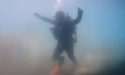Bodrum'da deniz temizliğinin ardından dalgıçlar su altında zeybek oynadı