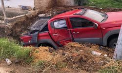 Bursa'da kamyonet, direğe çarpıp gübre çukuruna düştü: 1 yaralı
