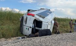 Diyarbakır'da yolcu minibüsü, şarampole devrildi: 19 yaralı