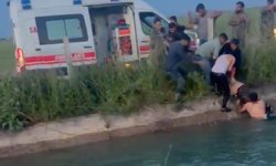 Şanlıurfa'da kanala devrilen otomobildekilere yardım için suya giren Suriyeli, öldü