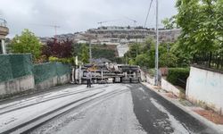 Sarıyer'de yokuşta kayan hafriyat kamyonu devrildi; molozlar yola döküldü