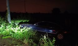 Tarlaya uçan otomobilini bırakıp kaçtı