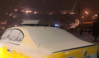 Ardahan ve Kars'ta soğuk hava yerini kar yağışına bıraktı