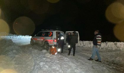 Batman’da ambulans kara saplandı, hastayı iş makinesi aldı