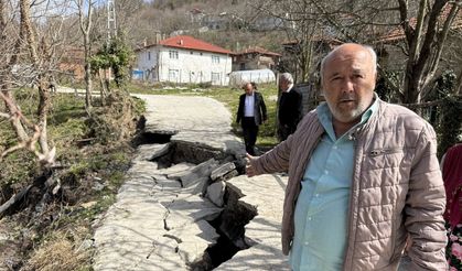 Bartın’da meydan gelen heyelanda yol çöktü
