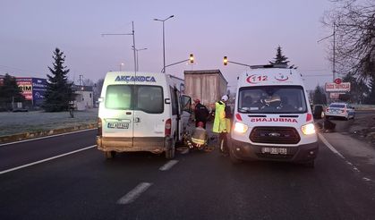 Düzce’de trafik kazasında sıkışan sürücüyü itfaiye kurtardı