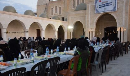 Genç İHH, Suriye’de 13 üniversitede 7 bin kişiye iftar verdi