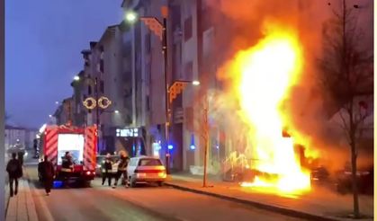 Sivas'ta yazar kasası patlayan markette yangın