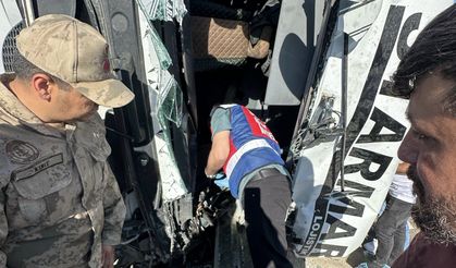 Mardin'de akaryakıt yüklü tanker devrildi; 1 ölü, 1 yaralı