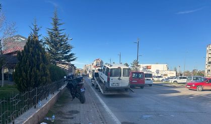 Şüphelileri takip eden motosikletli polislere hafif ticari araç çarptı: 2 polis yaralı