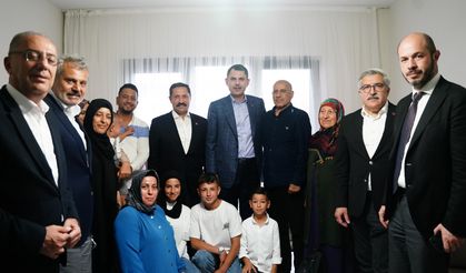 Bakan Kurum, Hatay'da evlerinin yapımı tamamlanan depremzede aileye misafir oldu