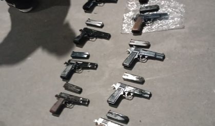 Otomobilde 17 ruhsatsız tabancayla yakalandı
