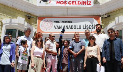 Okulunun  Desteğiyle Ameliyat Olan Elif Eylül, Mezuniyetine Yürüyerek Katıldı