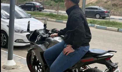 Aydınlatma direğine çarpan motosikletli hayatını kaybetti