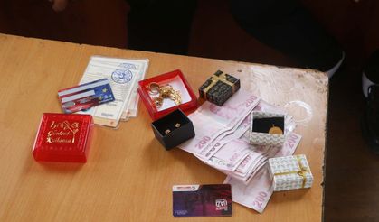 Otobüs şoförü, aracında unutulan içinde para ve altın olan çantayı sahibine ulaştırdı