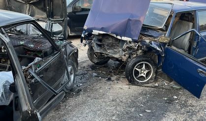 Bursa'da iki otomobil kafa kafaya çarpıştı: 1 ölü, 3 yaralı