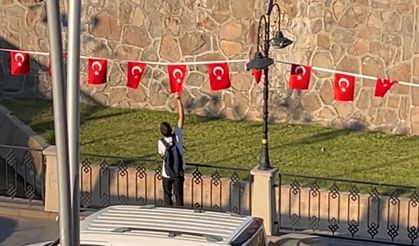 Çankırı Valisi Taşolar, rüzgardan ters dönen Türk bayraklarını düzelten Mert'e teşekkür etti