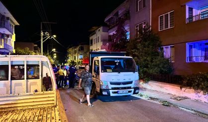 Polisin ‘dur' ihtarına uymayan sürücü, kamyonetle polis aracına çarptı