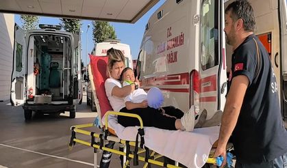 Sağlık görevlisi, kazazede çocuğu muayene eldiveniyle balon yaparak sakinleştirdi