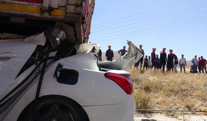 TIR'ın altına giren otomobilin sürücüsü Burak hayatını kaybetti