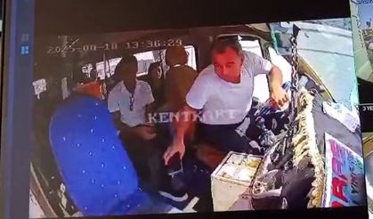 Yolcunun, dolmuşun konsolundaki parayı çaldığı anlar kamerada