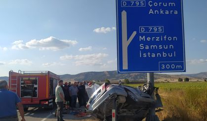 Yön levhasının direğine çarpan otomobil askıda kaldı; 4 yaralı