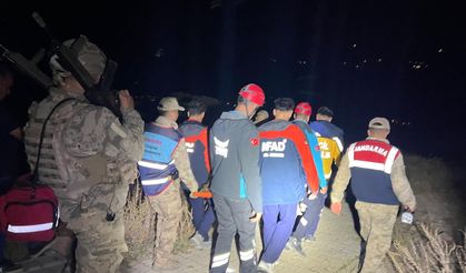 Kayalıklardan düştü, 1,5 saat sedye ile taşınarak hastaneye ulaştırıldı