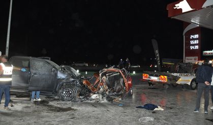 Manisa'da kamyonet ile çarpışan otomobil ikiye ayrıldı: 5 ölü, 6 yaralı