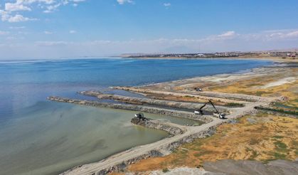 Van Gölü'nden 1 milyon 970 bin metreküp dip çamuru çıkarıldı