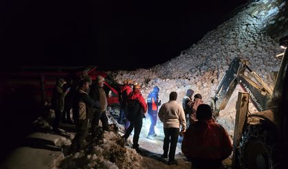 Yaylada 6 aracın üzerine çığ düştü; mahsur kalan 15 kişi kurtarıldı