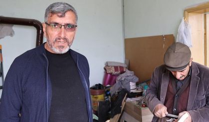 79 yaşında, atık tahta parçalarından yaptığı ürünlerle geçimini sağlıyor