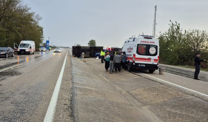 Adana'da tarım işçilerini taşıyan midibüs devrildi: 1'i çocuk, 11 yaralı