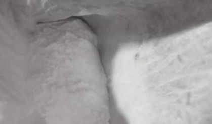 Çalıştığı ilaç fabrikasından çaldığı ham madde ile evinde uyuşturucu hap üretirken yakalandı