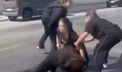 Çanakkale'de liseli 2 kız öğrenci okul çıkışında kavga etti; o anlar kamerada