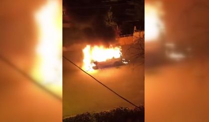 Hareket halindeki hafif ticari araç alev alev yandı